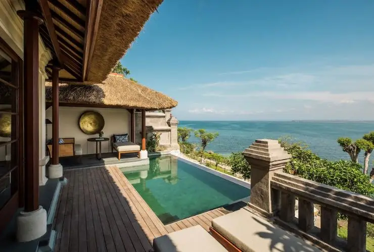 Bali villa with oceanfront pool